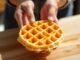 Woher kommt der Spruch Einen an der Waffel haben